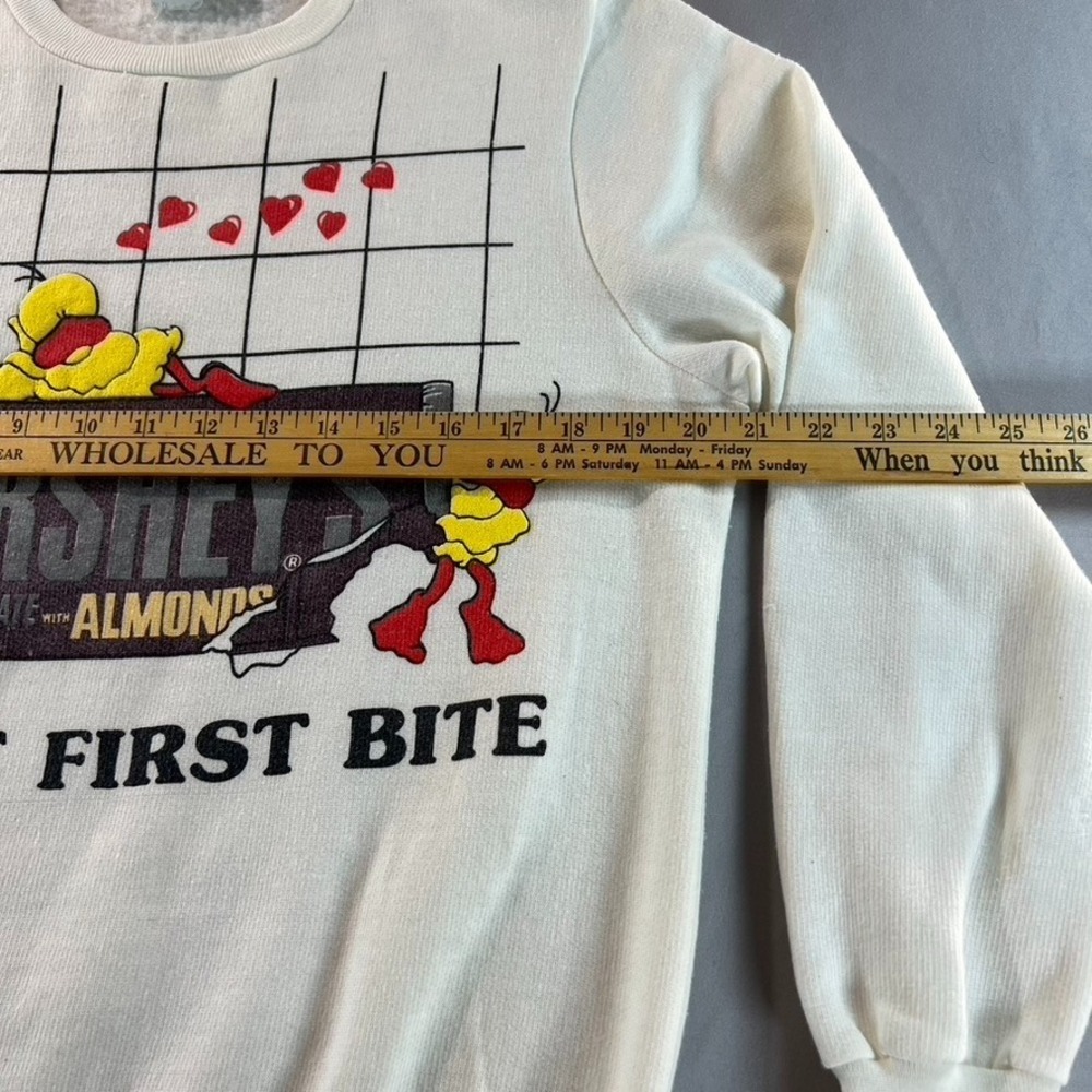 Vintage‎ Hershey's Chocolate Sweatshirt Love at First Bite B.J. Frog 90s USA - Picture 4 of 6